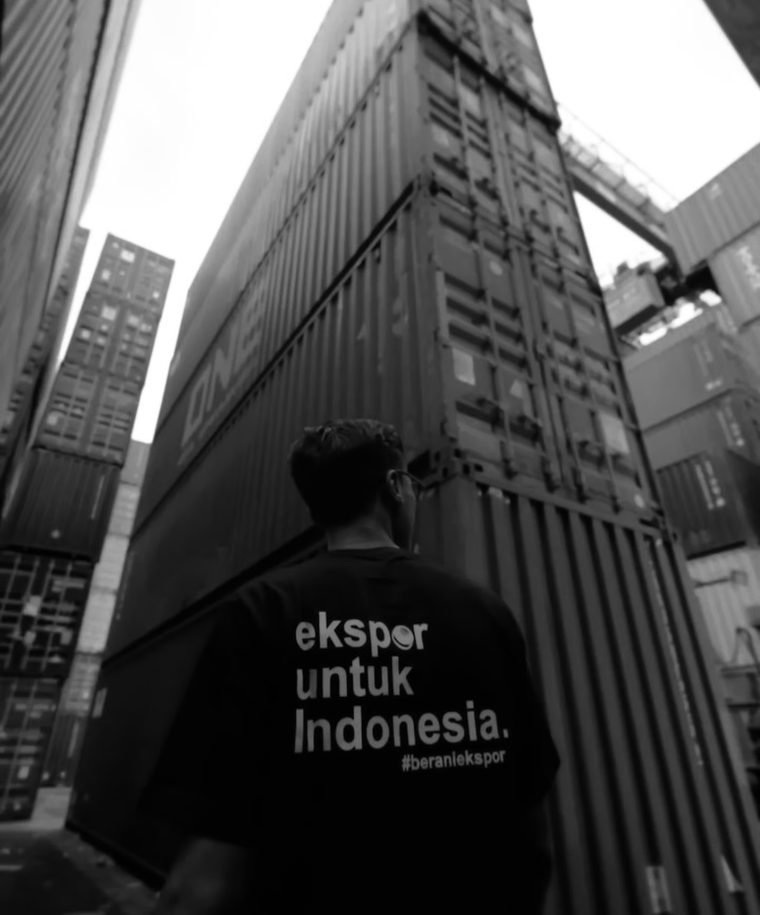Choirul Amin at a container yard, wearing a shirt reading ekspor untuk Indonesia